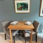 Lovely Studio Apartment Near City Center - Parking Available