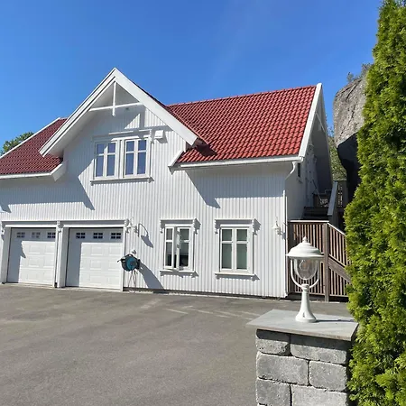 Comfortable Near Center - Parking Available * 산데피요르드