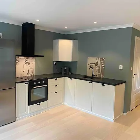 Modern Near Center - Free Parking Apartment *