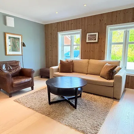Stylish Apartment Near City Centre - Free Parking, Ev Station Available