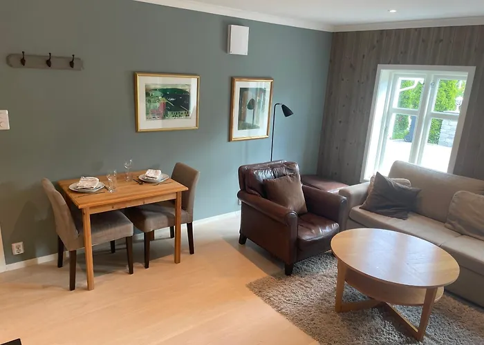 Modern Near Center - Parking Available Lägenhet